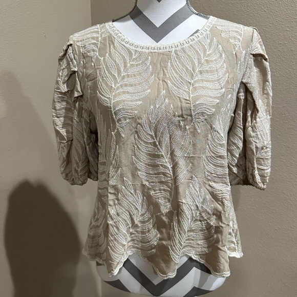 SOLITAIRE Women’s Palm Leaf Embroidered Top with slightly puff sleeves, EUC - Picture 1 of 6